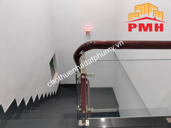Cầu thang nhà cho thuê 7 phòng ngủ Tân Hải Phú Mỹ